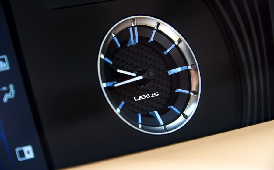 Детали интерьера Lexus LC500 2017 года  (NA) (фото 7 из 48)